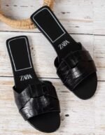 Flat bottom one-piece slippers for women